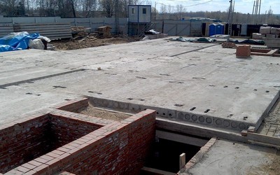 Укладання плит перекриття на фундамент: особливості та поради