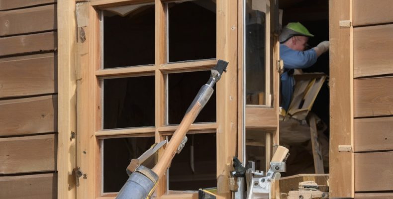 Реставрація старих дерев’яних вікон — оновлення фурнітури